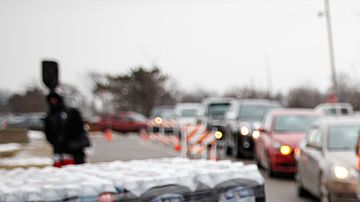 Un especialista de la Guardia Nacional carga agua embotellada para los vecinos de Flint.