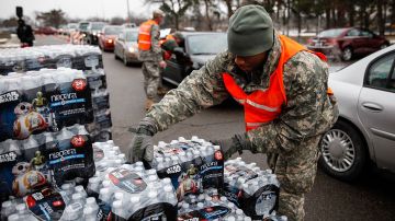 Un especialista de la Guardia Nacional carga agua embotellada para los vecinos de Flint.