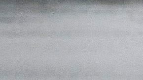 Empleados del Departamento de Transporte de Missouri trabajan para retirar el agua de la autopista I-55 cerca de Arnold.