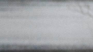 Empleados del Departamento de Transporte de Missouri trabajan para retirar el agua de la autopista I-55 cerca de Arnold.