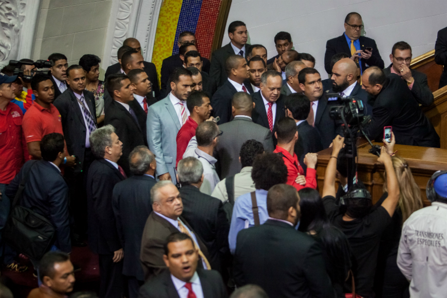 Diputados del Partido Socialista Unido de Venezuela se retiran del hemiciclo durante la instalación de la Asamblea Nacional.