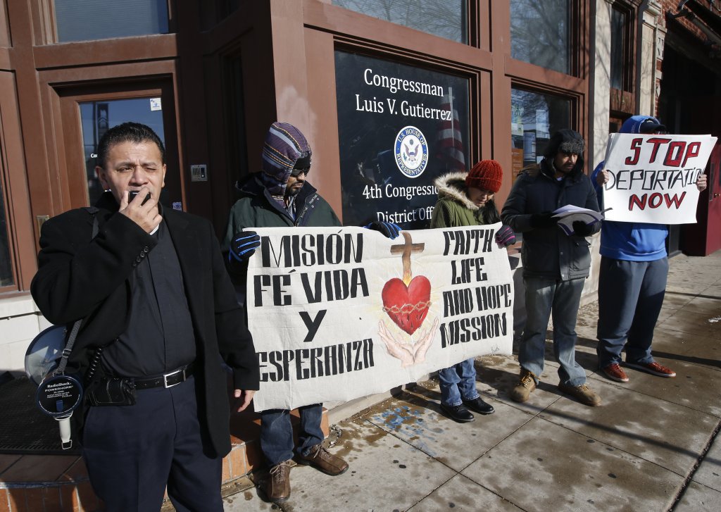 El padre José Landaverde y activistas de la Misión Fe, Vida y Esperanza protestan contra las nuevas redadas de inmigración frente a la oficina del congresista Luis Gutiérrez en Chicago. 