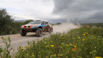 El piloto Lionel Baud (Fra.) y su copiloto Thierry Dezeiraud (Fra.) del equipo Buggi durante la tercera etapa del Rally Dakar 2016 el martes 5 de enero entre Termas de Río Hondo y Jujuy (Argentina).
