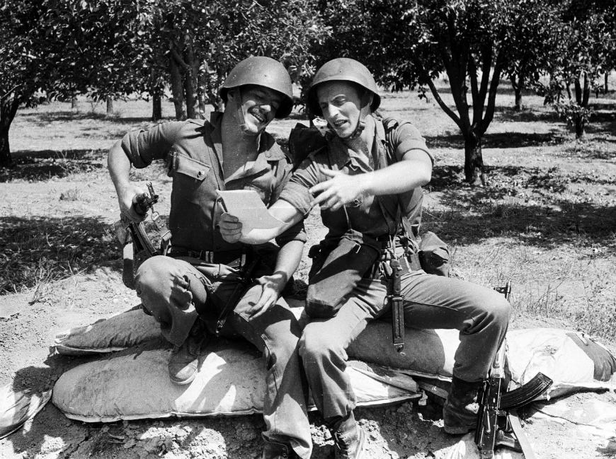 Fotografía facilitada por el ruso Valeri Anisimov (d), presidente de la Unión de Veteranos de Siria, en 1983, como soldado con las tropas rusas en Damasco para prevenir una guerra con Israel.