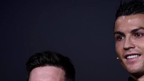 Messi y Cristiano posan durante la conferencia previa a la entrega del Balón de Oro.