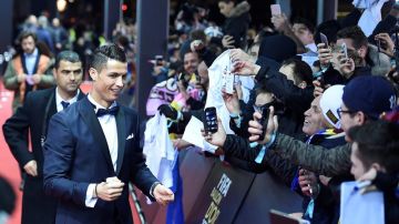 Cristiano Ronaldo firma autógrafos en su llegada a la gala del Balón de Oro 2015.