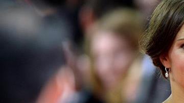 La futbolista estadounidense Carli Lloyd llega a la alfombra roja de la ceremonia de la FIFA celebrada en el Kongresshaus de Zúrich (Suiza) hoy, lunes 11 de enero de 2016.