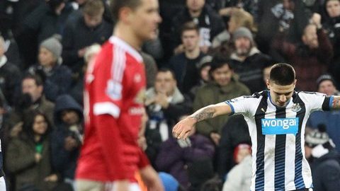 Gran partido en St. James Park entre Newcastle y Manchester United.