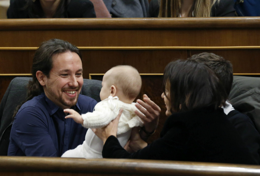 El líder de Podemos, Pablo Iglesias, coge a la hija de la diputada de su partido Carolina Bescansa