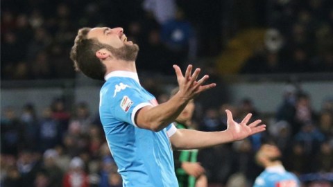 Gonzalo Higuaín colaboró con un doblete en el triunfo del Napoli. Foto: EFE.