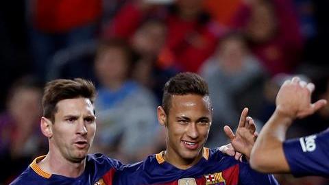 Luis Suárez respeta a Messi y Neymar para cobrar tiros penales con el Barcelona.