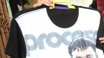 Productos que simbolizan al narcotraficante se venden como pan caliente en Los Ángeles.