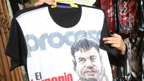 Productos que simbolizan al narcotraficante se venden como pan caliente en Los Ángeles.