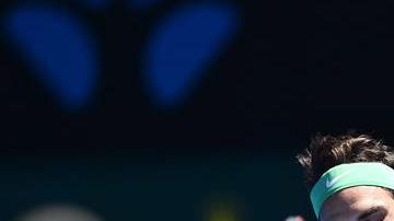 Roger Federer en acción contra Alexadr Dolgopolov de Ucrania en Melbourne (Australia).