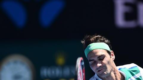 Roger Federer en acción contra Alexadr Dolgopolov de Ucrania en Melbourne (Australia).
