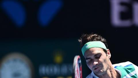 Roger Federer en acción contra Alexadr Dolgopolov de Ucrania en Melbourne (Australia).