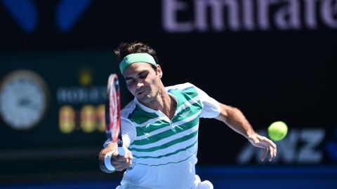 Roger Federer en acción contra Alexadr Dolgopolov de Ucrania en Melbourne (Australia).