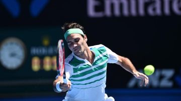 Roger Federer en acción contra Alexadr Dolgopolov de Ucrania en Melbourne (Australia).
