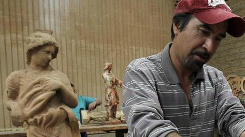 Artesanos trabajan a marchas forzadas.
