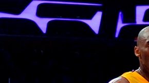 Manu Ginóbili y Kobe Bryant en acción del juego del viernes en Los Ángeles. La leyenda de los Lakers elogió al argentino de los Spurs.