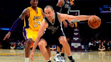 Manu Ginóbili y Kobe Bryant en acción del juego del viernes en Los Ángeles. La leyenda de los Lakers elogió al argentino de los Spurs.