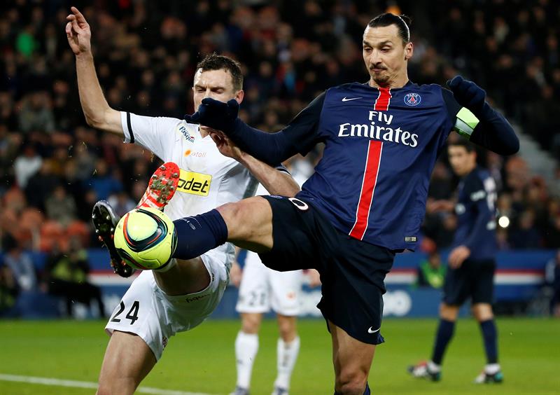 Zlatan Ibrahimovic se lució con un gol y con una asistencia con dominadas incluidas. Foto: EFE.