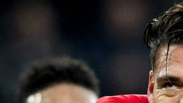 Héctor Moreno y Andrés Guardado se abrazan en el festejo del gol del primero con el PSV.