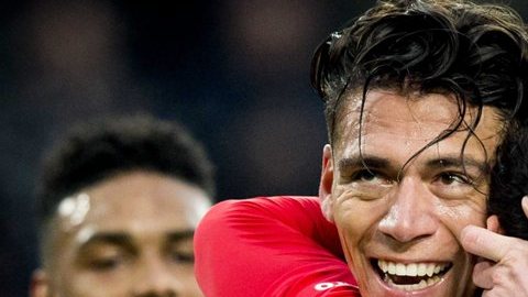 Héctor Moreno y Andrés Guardado se abrazan en el festejo del gol del primero con el PSV.