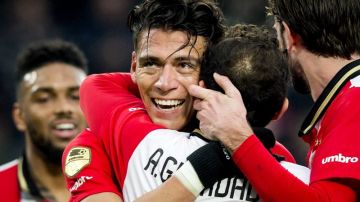 Héctor Moreno y Andrés Guardado se abrazan en el festejo del gol del primero con el PSV.