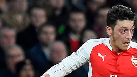 Mezut Özil, jugador del Arsenal, no podría jugar con Barcelona en el futuro próximo.