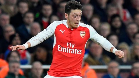 Mezut Özil, jugador del Arsenal, no podría jugar con Barcelona en el futuro próximo.