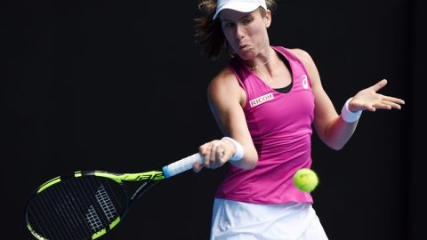 La británica Johanna Konta devuelve una bola a la china Shuai Zhang. Foto: EFE.