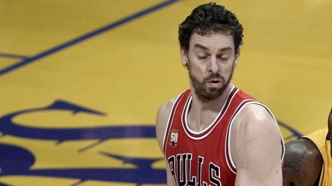 Pau Gasol y Kobe Bryant sostuvieron el jueves su primer duelo en la cancha desde que el español se fue de los Lakers.