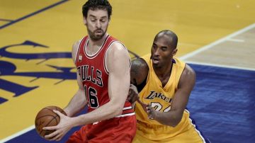 Pau Gasol y Kobe Bryant sostuvieron el jueves su primer duelo en la cancha desde que el español se fue de los Lakers.