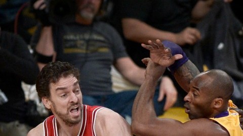 Kobe Bryant (c) y Roy Hibbert (d) de Los Ángeles Lakers intentan bloquear al español Pau Gasol de Chicago Bulls. Foto: EFE.