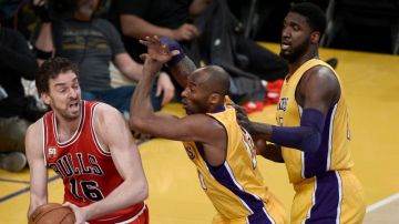 Kobe Bryant (c) y Roy Hibbert (d) de Los Ángeles Lakers intentan bloquear al español Pau Gasol de Chicago Bulls. Foto: EFE.