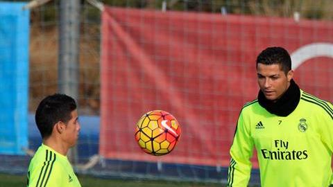 James Rodríguez (izq) y Cristiano Ronaldo buscarán reactivar el ataque del Real Madrid ante un Espanyol que es cliente del portugués.
