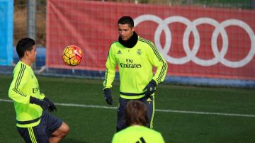 James Rodríguez (izq) y Cristiano Ronaldo buscarán reactivar el ataque del Real Madrid ante un Espanyol que es cliente del portugués.