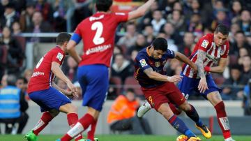 Barcelona se repuso de una desventaja y derrotó 2-1 al Atlético de Madrid, con goles de Messi y Luis Suárez. Foto: EFE.