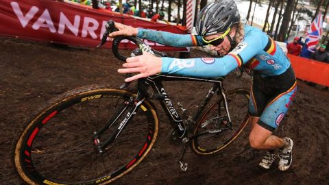 Femke Van Den Driessche durante la competencia en cuestión el sábado.
