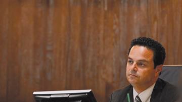 Albert Robles, alcalde de Carson.