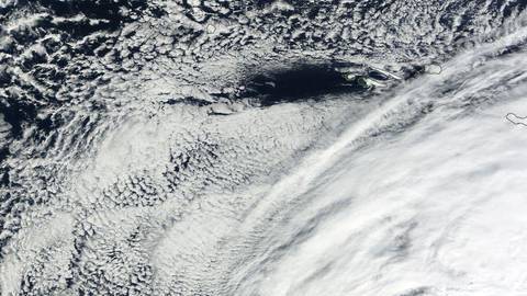 El huracán Alex, el 14 de enero a las 15:30 GMT (10:30 am EST) en el centro del Océano Atlántico. La imagen revela un ojo y bandas de tormentas eléctricas en espiral hacia el centro.
