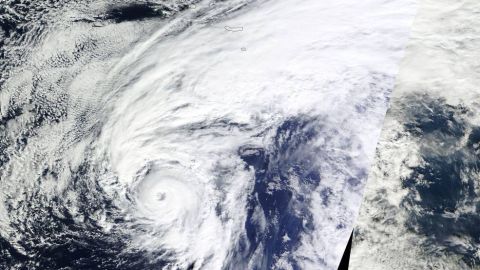 El huracán Alex, el 14 de enero a las 15:30 GMT (10:30 am EST) en el centro del Océano Atlántico. La imagen revela un ojo y bandas de tormentas eléctricas en espiral hacia el centro.