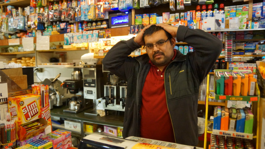 Alfredo Martinez, trabajador de un Deli frente a estación de Tren L