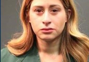 Arica Janee Ayala enfrenta cargos por crueldad contra un menor de edad. /CORTESIA