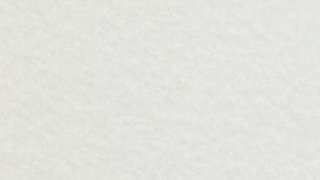 El migrante mexicano Porfirio Gutiérrez usa una rueca para hilar material utilizado en sus obras de arte. /EFE