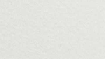 El migrante mexicano Porfirio Gutiérrez usa una rueca para hilar material utilizado en sus obras de arte. /EFE