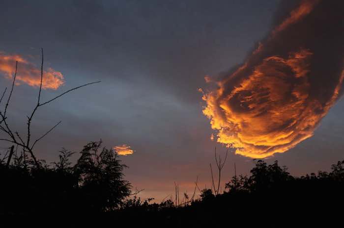 El fenómeno se produjo por el efecto del sol en las nubes durante el amanecer del archipiélago de Madeira.