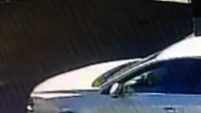 La imagen muestra el momento en el que el malhechor le quita la bolsa de dinero al anciano. /LAPD