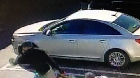 La imagen muestra el momento en el que el malhechor le quita la bolsa de dinero al anciano. /LAPD